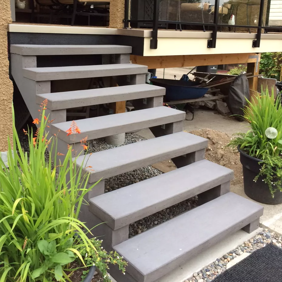Precast concrete stringers and stair tread installation
