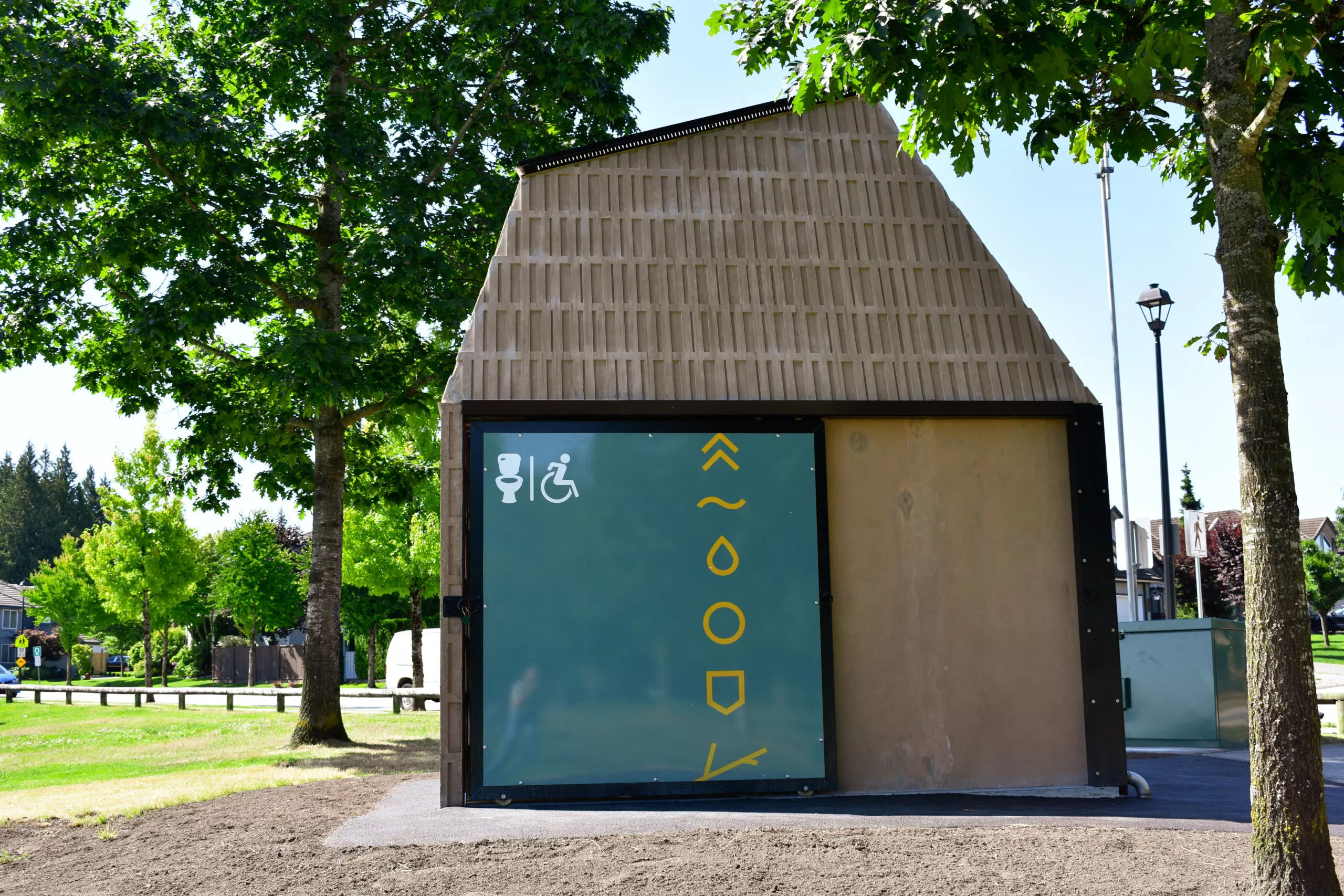 Modular prefabricated precast concrete washroom building