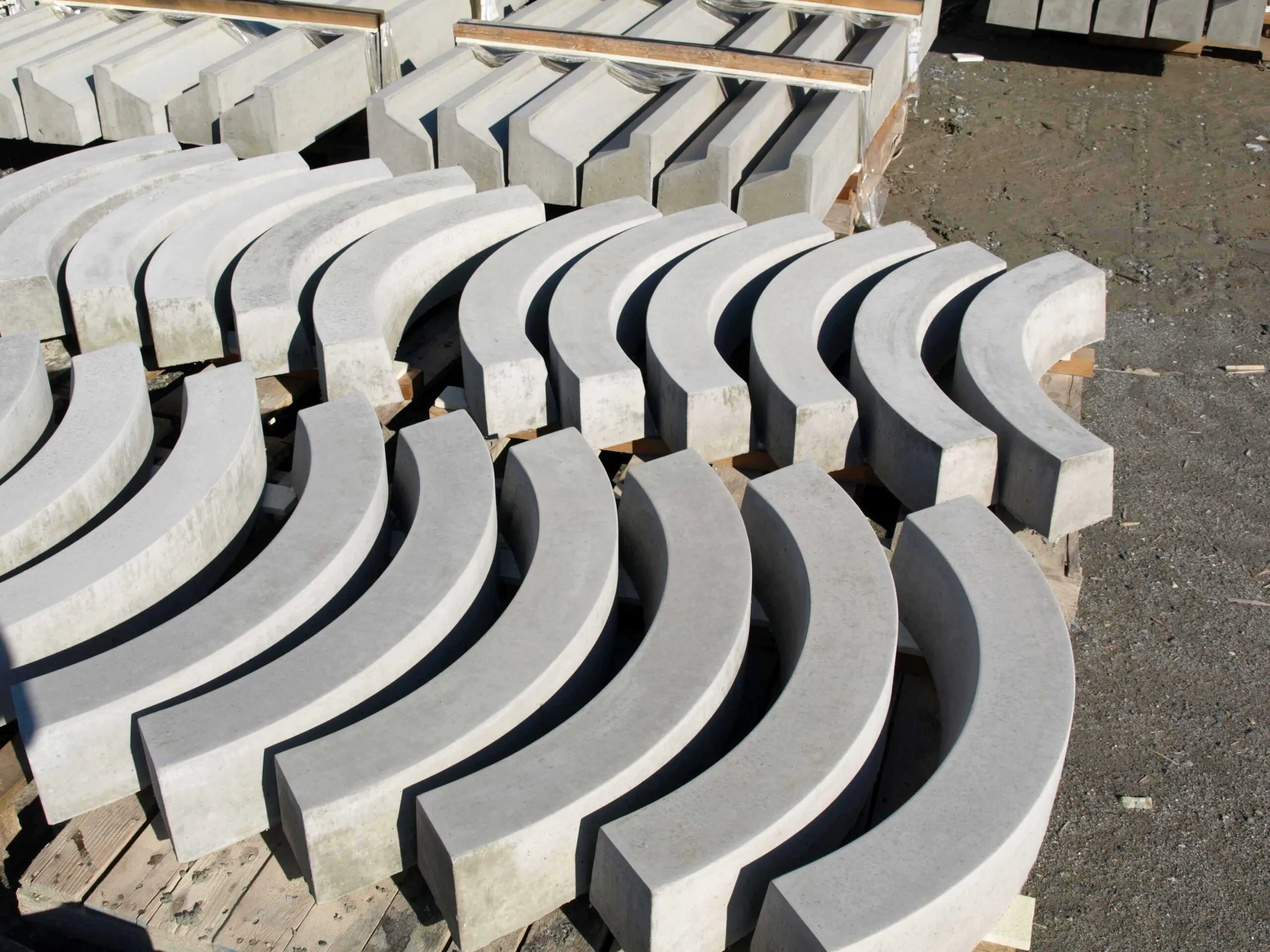 Curved precast concrete sills
